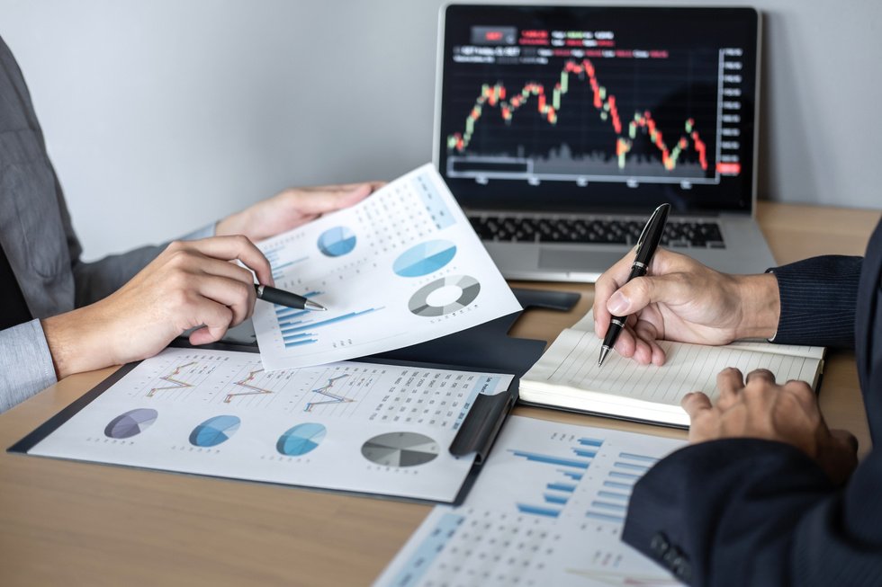 Equipe analisando gráficos e relatórios financeiros