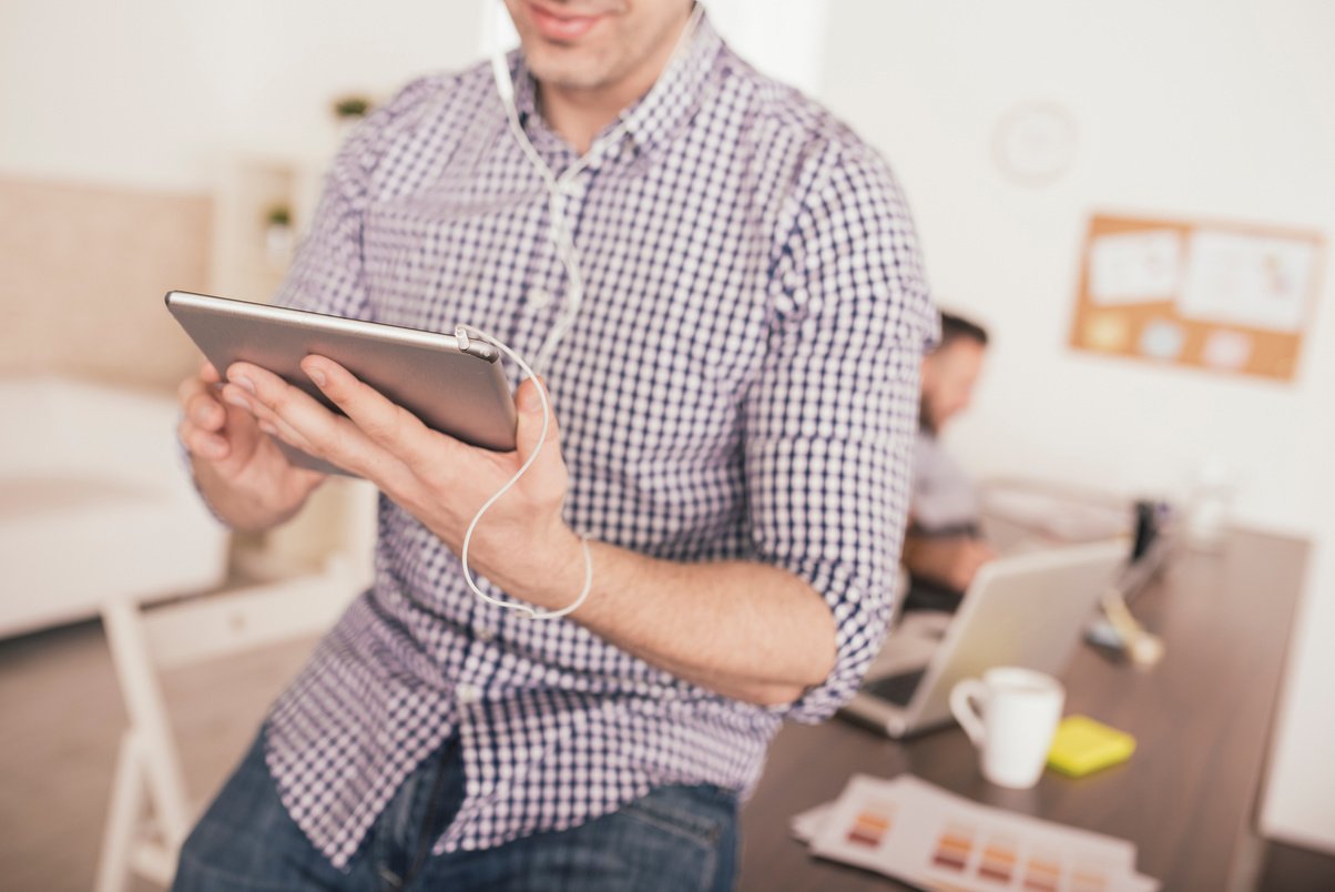 Profissional acompanhando suas operações em um tablet